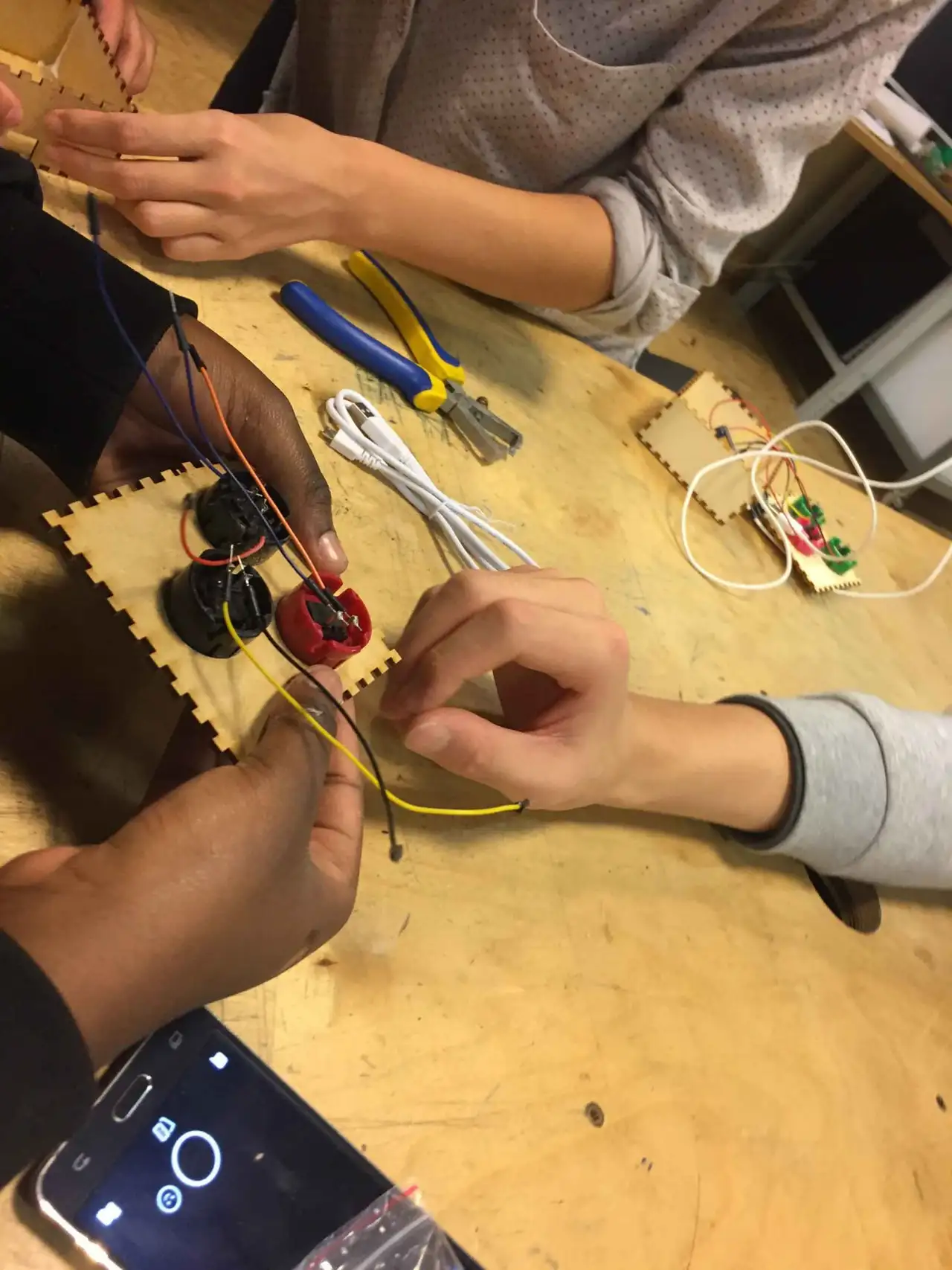 Fabrication de la station do·doc au fablab du Carrefour du Numérique