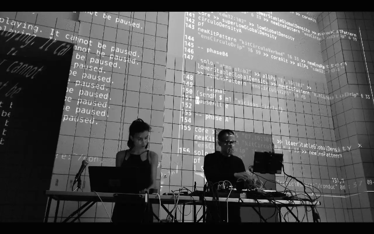 Capture d'écran de la vidéo éditée de la performance Circulo & Meio (Passos Manuel à Porto le 14 juin 2018), composé et interprété par Joana Chicau et Renick Bell.